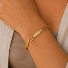 Load image into Gallery viewer, Gold Vermeil Alternating Link Bracelet

