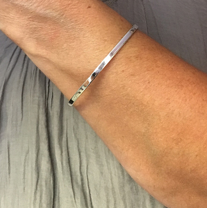 Silver and Simple Round Bangle